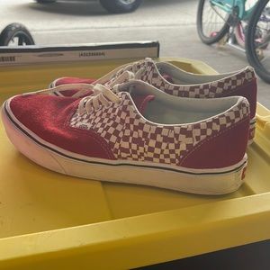 10.5 MENS VANS SHOE GREAT CONDITION RED / WHITE CHECKERED